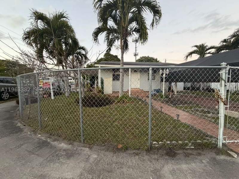3 bedroom SingleFamilyResidence at 501 SE 1st St, Holleman Manor 2nd Rev, Hialeah — photo 2