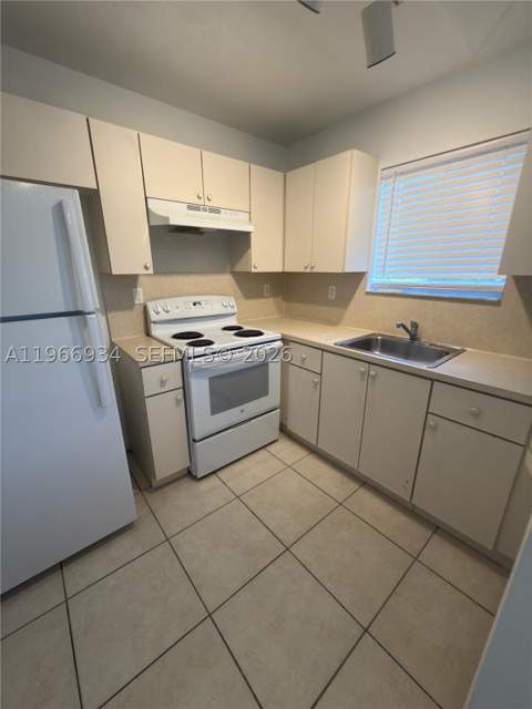 930 NE 34th Ave 201, Homestead FL - photo 12 of 26