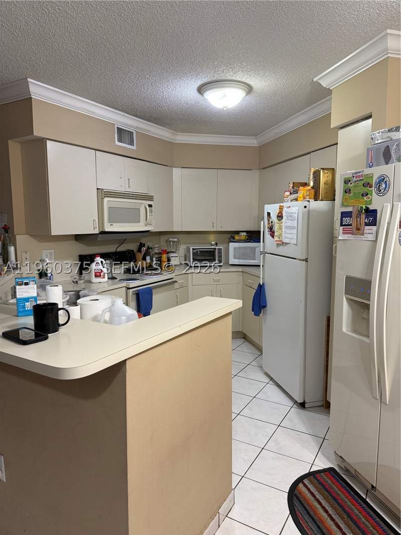 2 bedroom Condominium at 4677 NW 9th St 106, Vista Al Lago Condo, Miami — photo 2