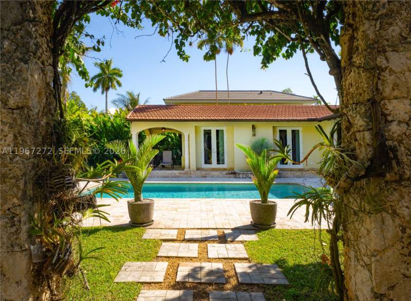 6 bedroom SingleFamilyResidence at 4867 SW 82nd St, Cocoa Plum Heights Sub, Miami — photo 4