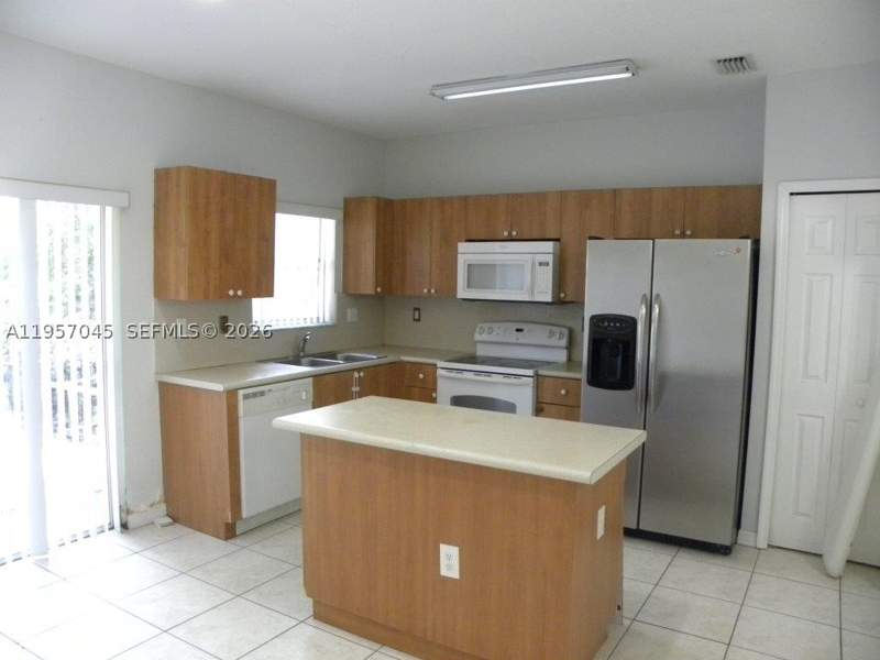 2 bedroom Townhouse at 1617 SE 30th St, Venetia Grove, Homestead — photo 2