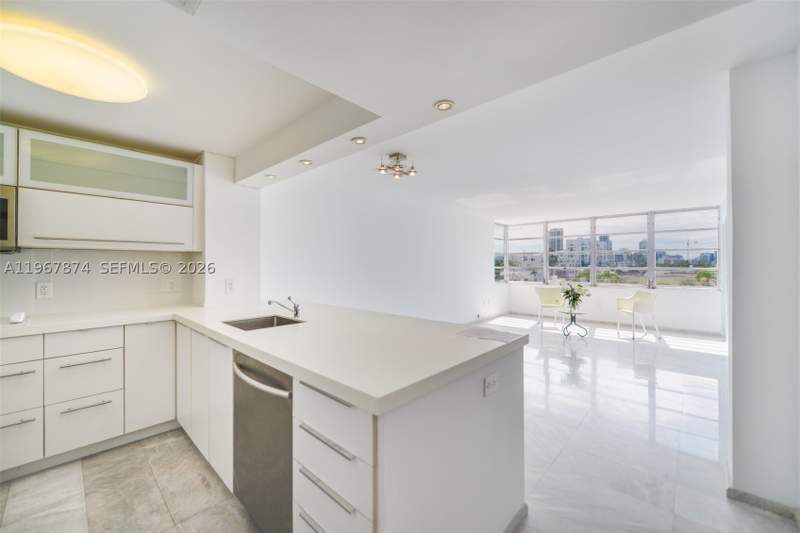 1 bedroom Condominium at 8000 Harding Ave 4B, 8000 Condo, Miami Beach — photo 2