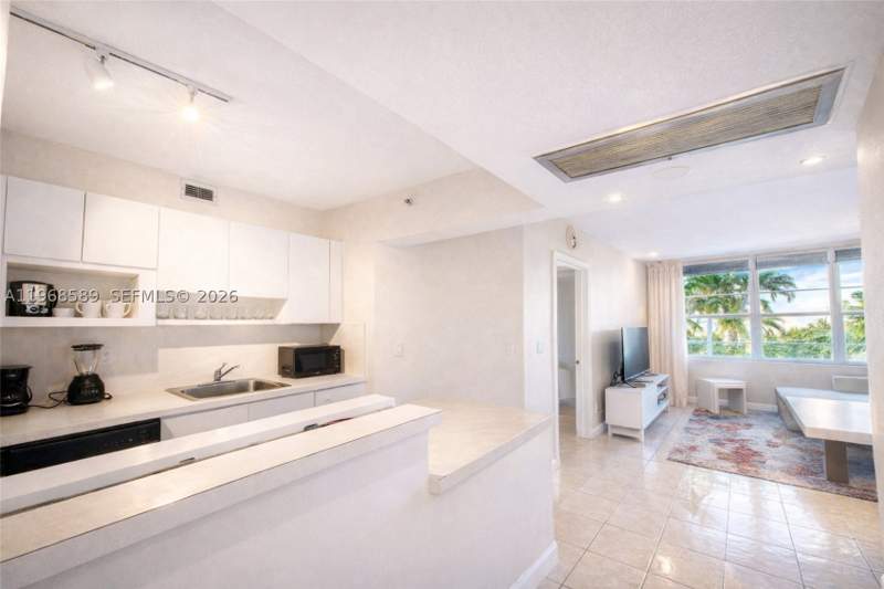 1 bedroom Condominium at 100 Lincoln Rd 415, The Decoplage Condo, Miami Beach — photo 4