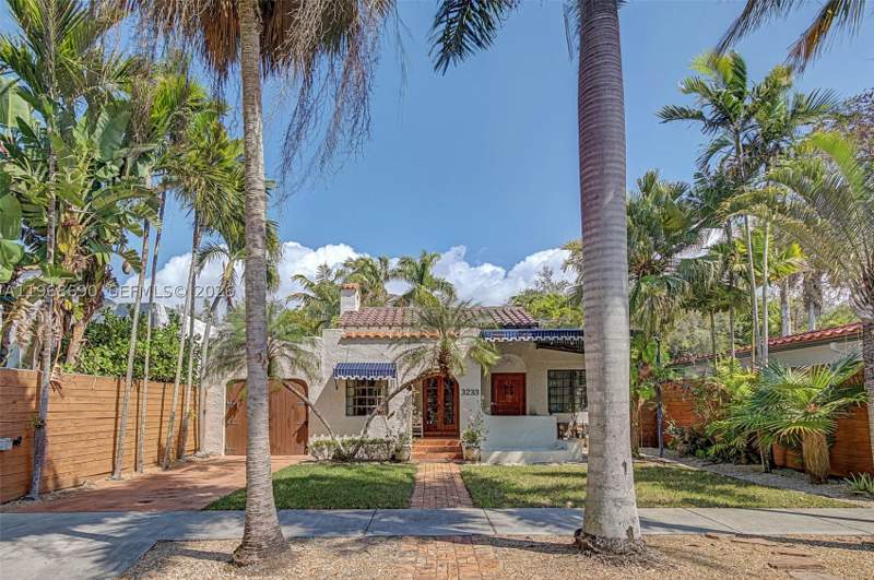 3 bedroom SingleFamilyResidence at 3233 Crystal Ct, Crystal Bluff, Miami — photo 2