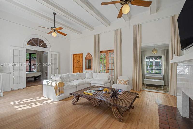 3 bedroom SingleFamilyResidence at 3233 Crystal Ct, Crystal Bluff, Miami — photo 4