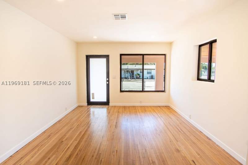 3 bedroom SingleFamilyResidence at 415 E 52nd St, Peters Park Rev, Hialeah — photo 2