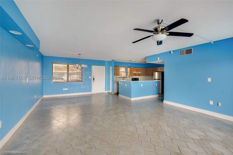2 bedroom Condominium at 471 Ives Dairy Rd 402-3, Summertree Vilg Calif Cl, Miami — photo 3