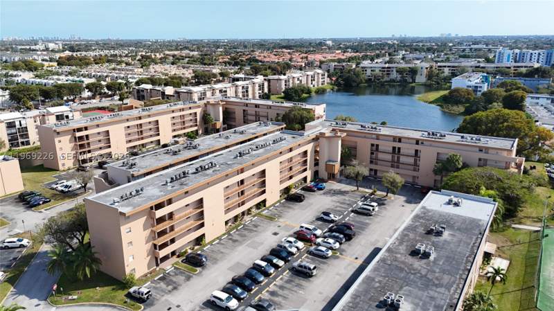 2 bedroom Condominium at 8889 W Fontainebleau Blvd 505, Pineside No 2 Condo, Miami — photo 2