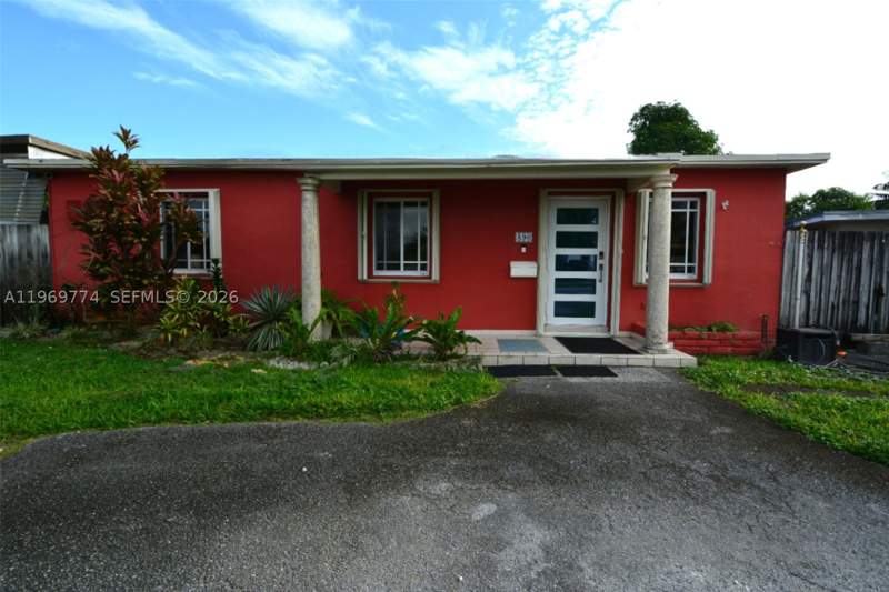 5 bedroom SingleFamilyResidence at 890 E 38th St, Linden Gardens, Hialeah — photo 3