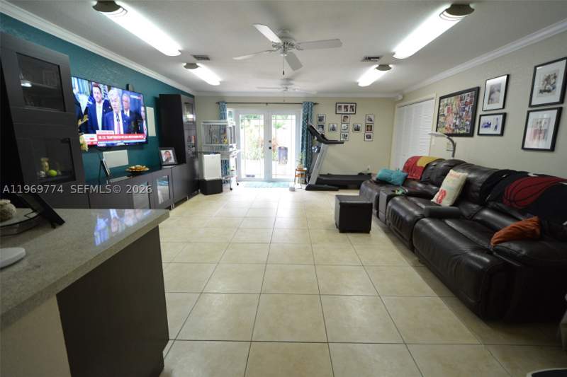 5 bedroom SingleFamilyResidence at 890 E 38th St, Linden Gardens, Hialeah — photo 4