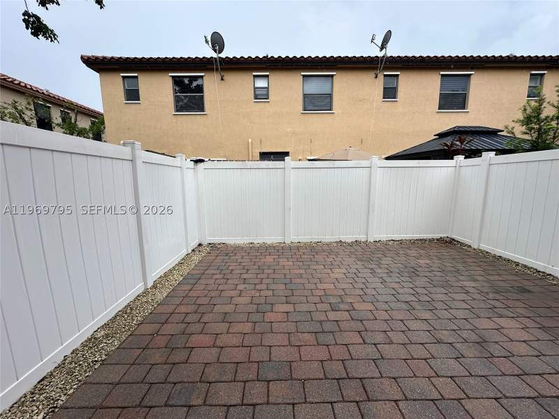 3 bedroom Villa at 9374 W 32nd Ln, Bonterra, Hialeah — photo 2
