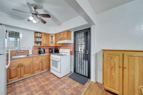 890 NE 138th St, North Miami FL - photo 10 of 47