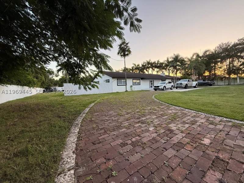 4 bedroom SingleFamilyResidence at 15750 SW 216th St, Rose Estates, Miami — photo 2