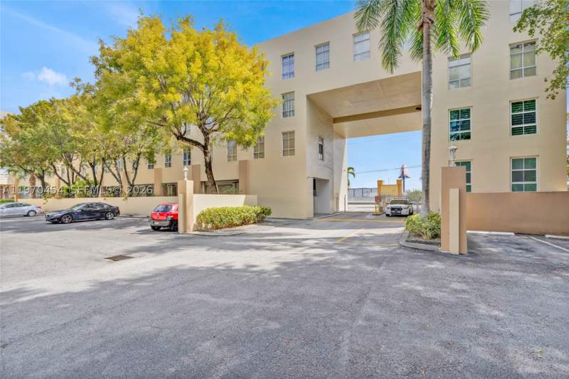2 bedroom Condominium at 7400 W 20th Ave 402, Royal Palms Condo, Hialeah — photo 2