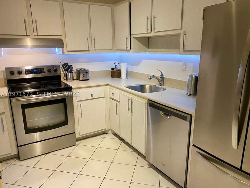 2 bedroom Condominium at 100 Bayview Dr 516, Arlen House East Condo, Sunny Isles Beach — photo 2