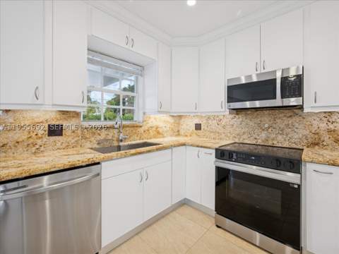 6891 SW 26th Ter, Miami FL - photo 9 of 32