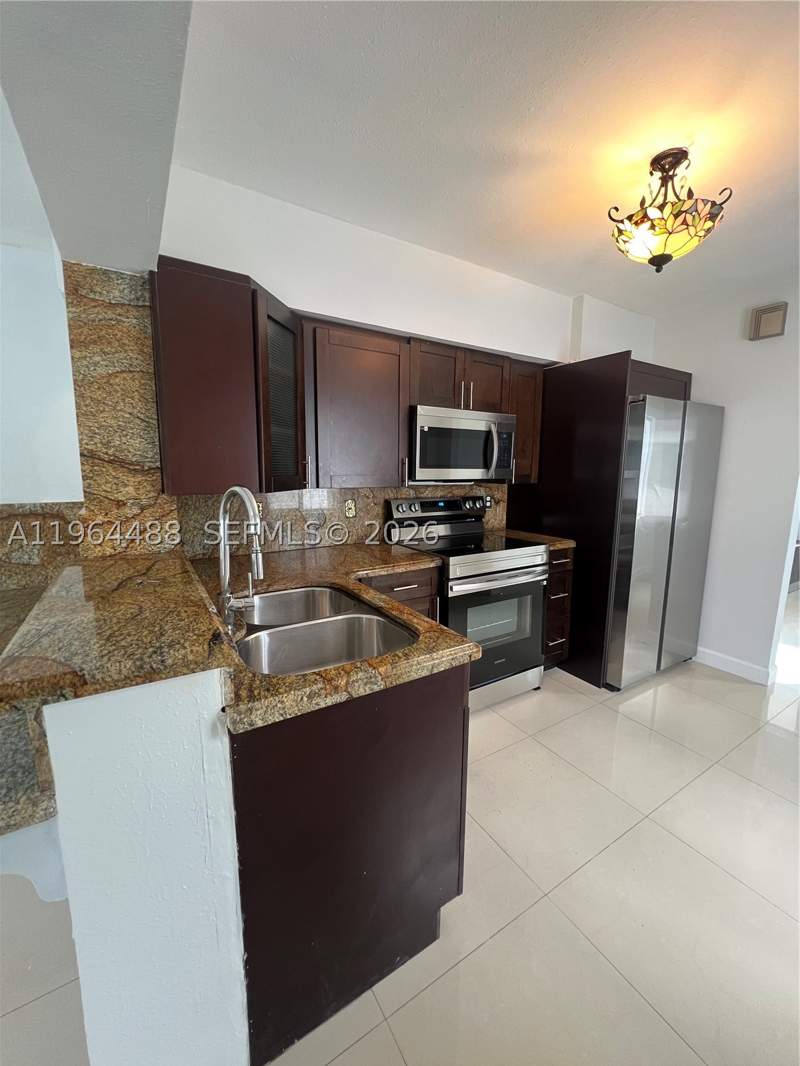 3 bedroom SingleFamilyResidence at 6823 SW 25th St, Central Manor Sec 1, Miami — photo 4