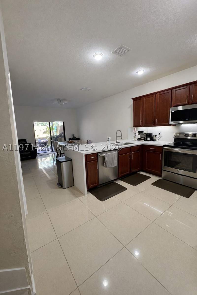 3 bedroom SingleFamilyResidence at 10255 NW 89th Ter, Grand Bay North, Doral — photo 5