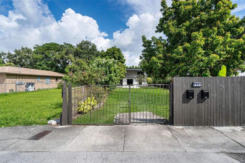 5 bedroom SingleFamilyResidence at 1523 NW 38th St, Allapattah View, Miami — photo 2