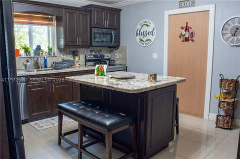 17221 NW 82nd Ave, Hialeah FL - photo 10 of 26