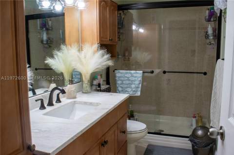 17221 NW 82nd Ave, Hialeah FL - photo 12 of 26