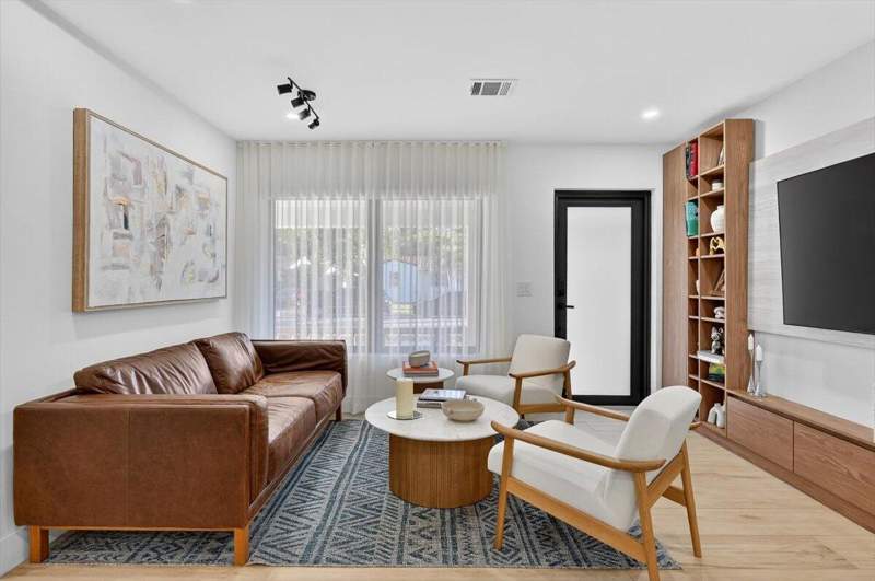 2 bedroom SingleFamilyResidence at 2601 SW 26th Lane, Silver Bluff Est Sec C, Miami — photo 4