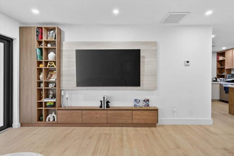 2 bedroom SingleFamilyResidence at 2601 SW 26th Lane, Silver Bluff Est Sec C, Miami — photo 5
