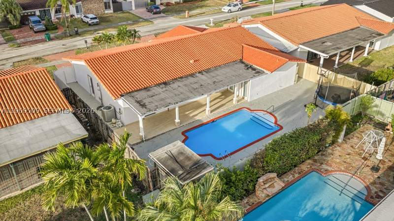 4 bedroom SingleFamilyResidence at 13170 SW 20th St, Tamiami Lakes Sec 1, Miami — photo 4
