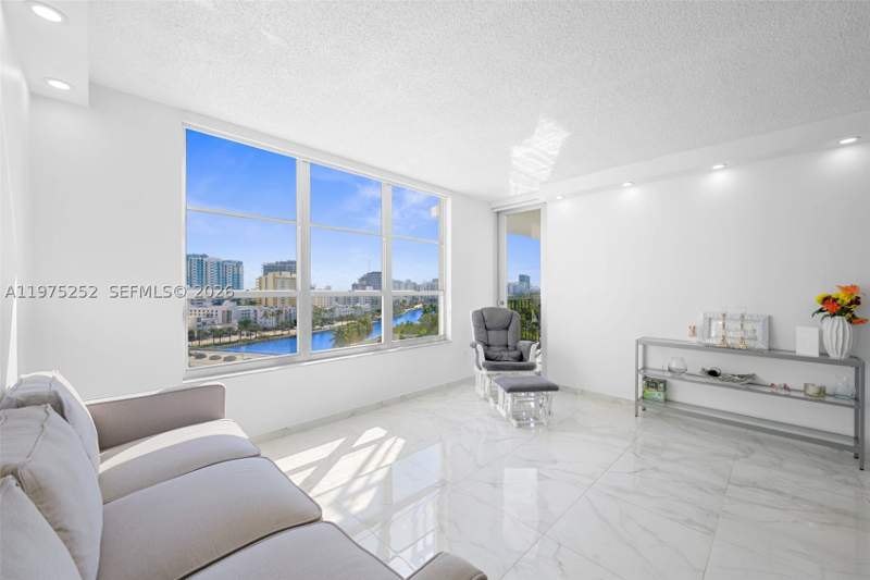 1 bedroom Condominium at 4101 Pine Tree Dr 919, Tower Forty One Condo, Miami Beach — photo 4