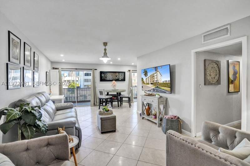 2 bedroom Condominium at 3665 NE 167th St 208, Caribbean House Condo, North Miami Beach — photo 4