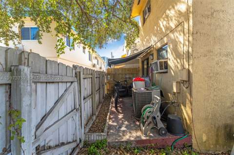 1613 NW 16th St E, Miami FL - photo 14 of 29