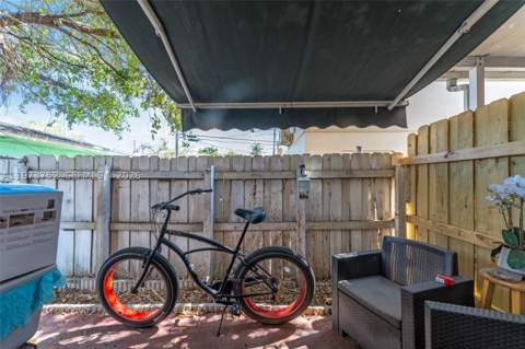 1613 NW 16th St E, Miami FL - photo 15 of 29