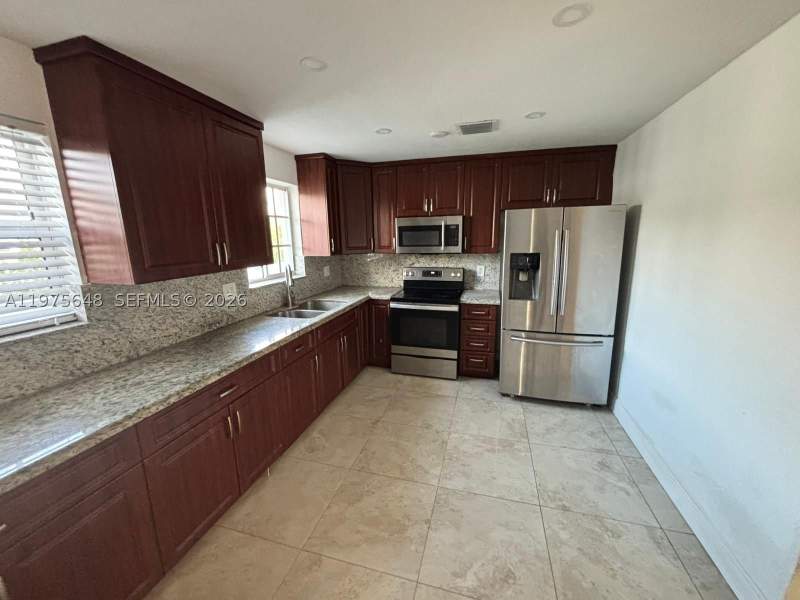5 bedroom SingleFamilyResidence at 4365 W 1st Ave, Andrews Park Addn, Hialeah — photo 4