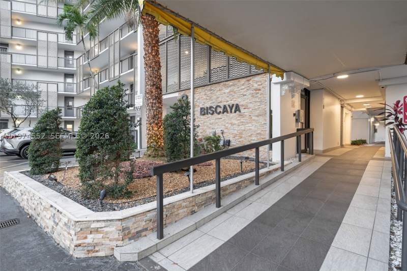 2 bedroom BoatSlip at 20500 W Country Club Dr 311, Biscaya III Condo, Aventura — photo 4