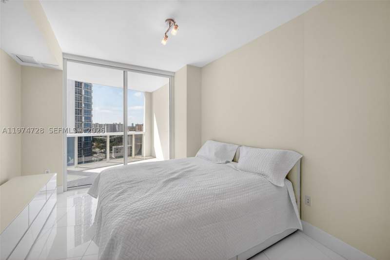 1 bedroom Condominium at 18201 Collins Ave 2008, Trump Royale Condo, Sunny Isles Beach — photo 4