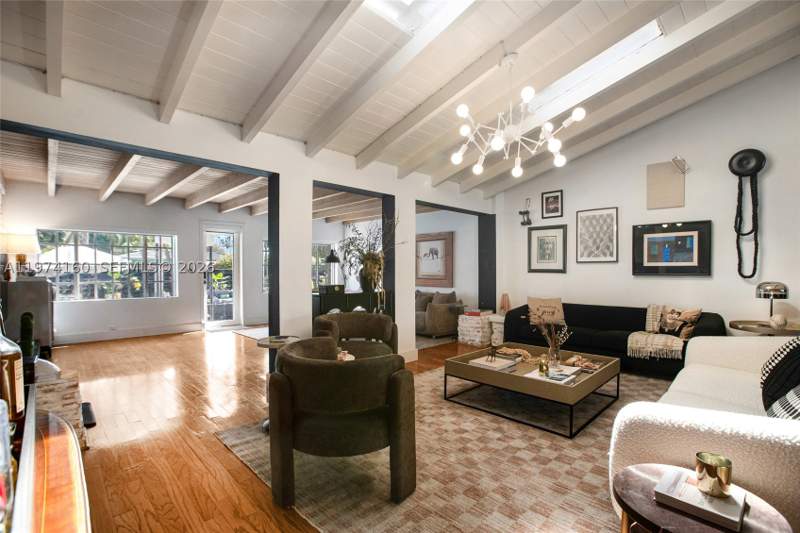 5 bedroom SingleFamilyResidence at 10659 NE 10th Pl, Miami Shores Estates, Miami Shores — photo 4