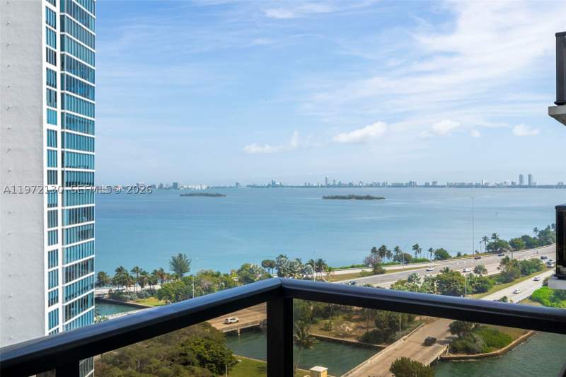 1 bedroom Condominium at 600 NE 36th St 1815, Charter Club Condo, Miami — photo 2