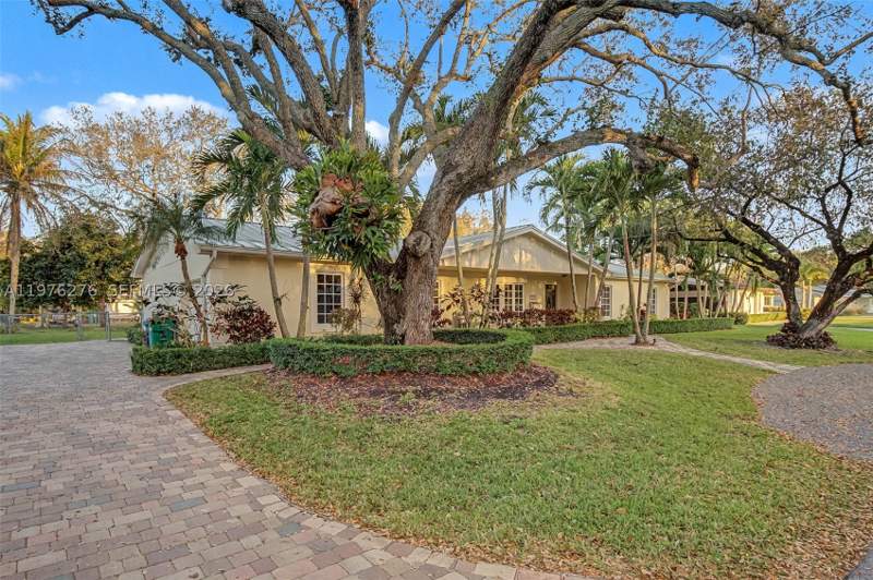 5 bedroom SingleFamilyResidence at 15401 SW 81 Av, East Grove East, Palmetto Bay — photo 2