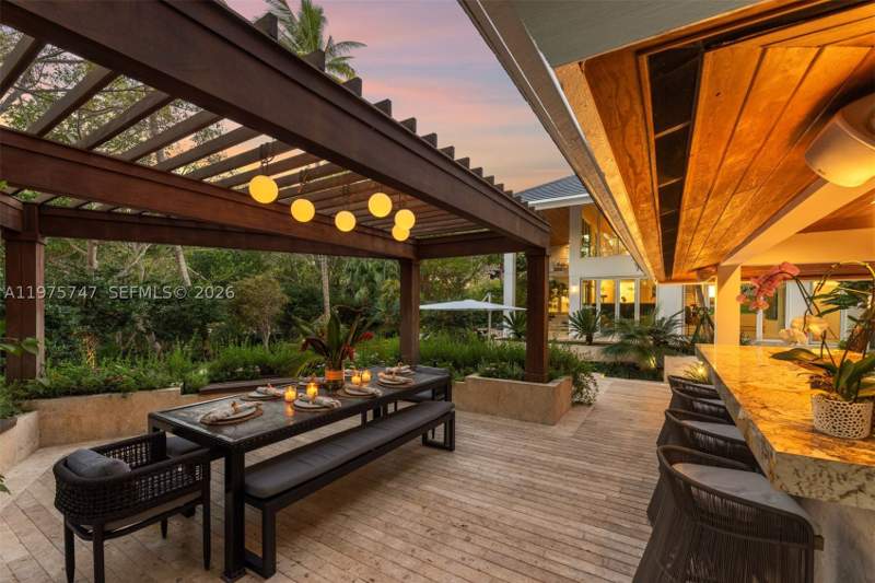 6 bedroom SingleFamilyResidence at 7150 W Lago Dr, Cocoplum Sec 2 Plat B, Coral Gables — photo 3