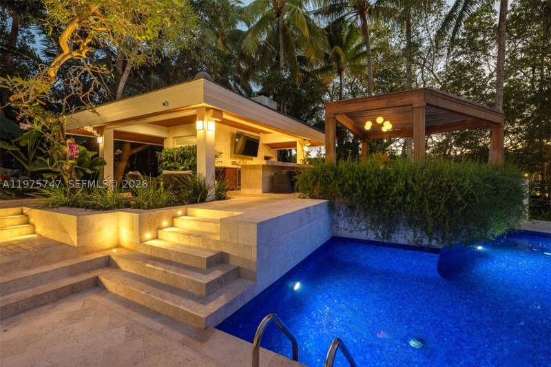 6 bedroom SingleFamilyResidence at 7150 W Lago Dr, Cocoplum Sec 2 Plat B, Coral Gables — photo 4
