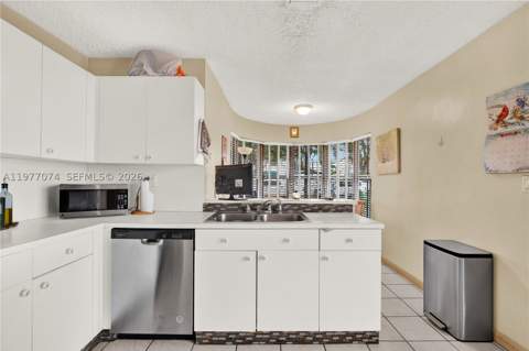 10528 SW 118th Pl, Miami FL - photo 15 of 45