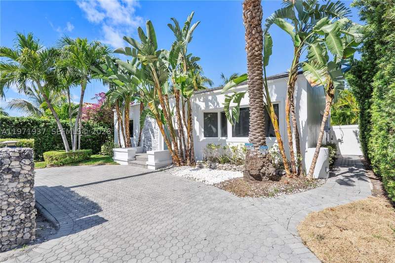 3 bedroom SingleFamilyResidence at 8934 Harding Ave, Second Amd Plat Of Norman, Surfside — photo 2
