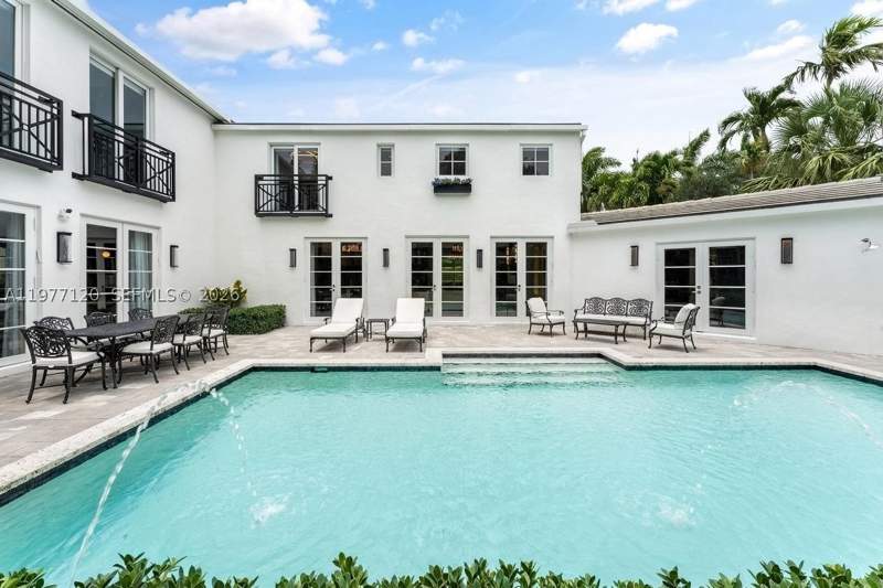 6 bedroom SingleFamilyResidence at 2887 Pine Tree Dr, Flamingo Terrace Sub, Miami Beach — photo 2