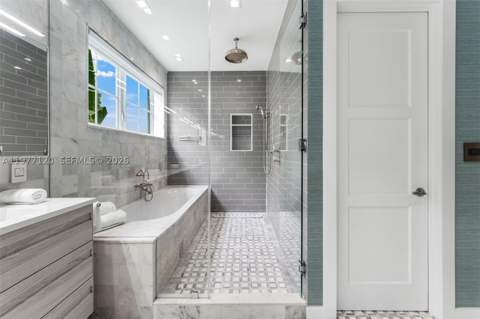 2887 Pine Tree Dr, Miami Beach FL - photo 23 of 44