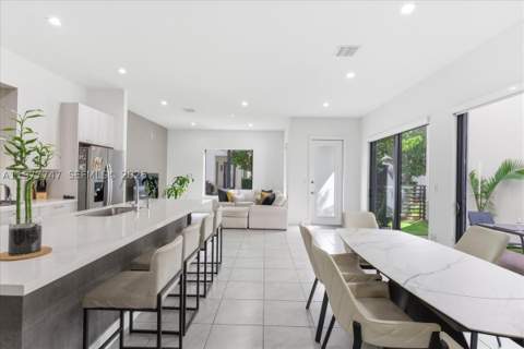 4395 NW 80th Ct, Doral FL - photo 10 of 44
