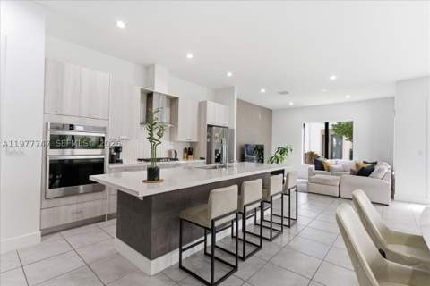 4395 NW 80th Ct, Doral FL - photo 11 of 44