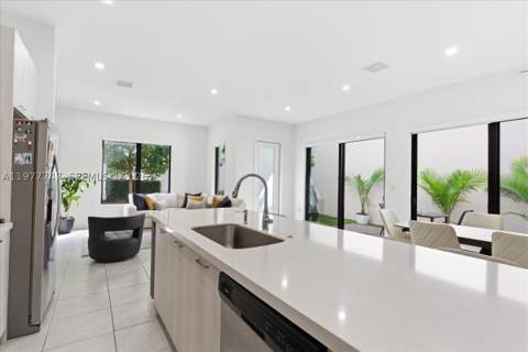 4395 NW 80th Ct, Doral FL - photo 13 of 44