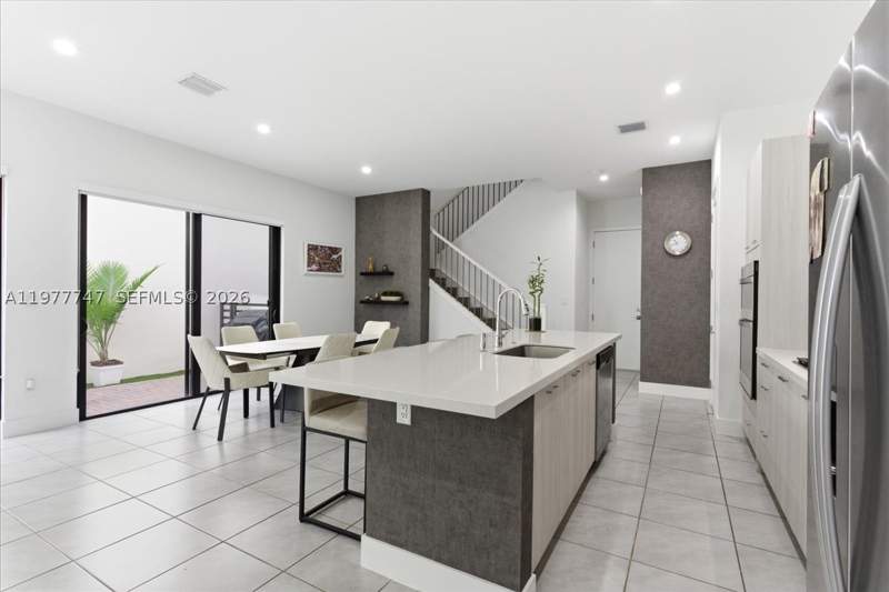 4 bedroom SingleFamilyResidence at 4395 NW 80th Ct, Canarias East, Doral — photo 5