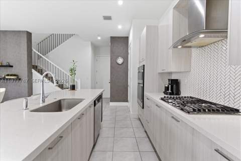 4395 NW 80th Ct, Doral FL - photo 6 of 44