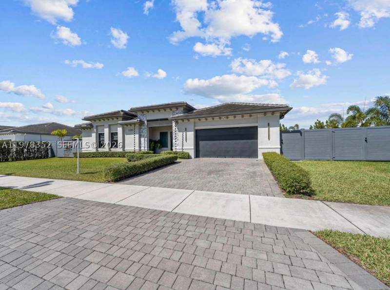 3 bedroom SingleFamilyResidence at 13351 SW 190th St, Valencia Acres, Miami — photo 2